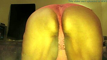 Amateur ebony girl shows off her thick ass in panties