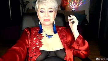 MILF slut aimeeparadise shows off her food-themed fantasies in HD video
