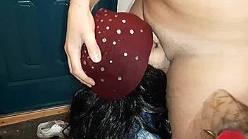 Real homemade sex with a courier and his flowers - A cunnilingus delight
