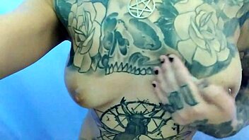 Amateur emo girl masturbates with a blue-eyed guy in his bedroom