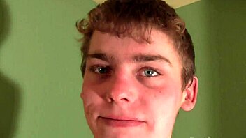 Amateur gay guy jerks off in exclusive casting