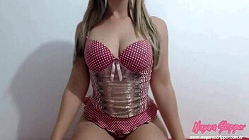 Brunette bombshell Gostosa strips down to reveal her curves