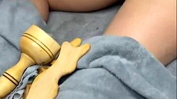 Mexicana grandade gives her client a sensual massage in front of the camera