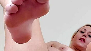 Milf's feet and pussy come together in a foot fetish video