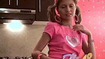 Skinny Colombian teen Ellie 18 teases with her fingers