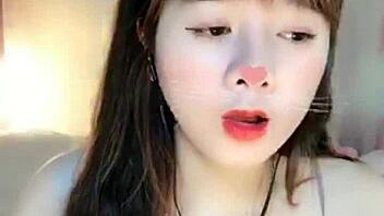 Sexy Asian babe shows off her live stream skills