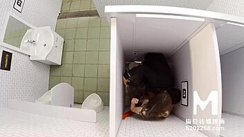 Asian babe Linxia gets wet and wild in the toilet - Best original porn video