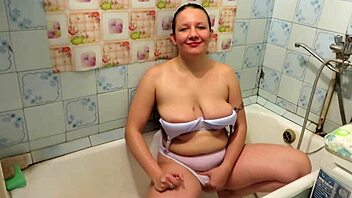 Big tit mature in homemade video bottle her pussy