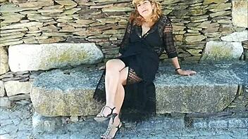 Femininos smoking and getting it on in HD