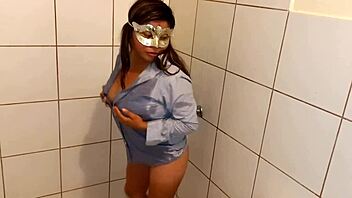 Buscando sexo: A young Filipina gets double penetrated at a swinging bar