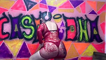 Natural tits and big butt babe enjoys a clap on her lips