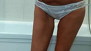 Close up of stepmom's pussy and clitor for solo girls