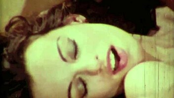 Assfucking and cumshots in a retro threesome