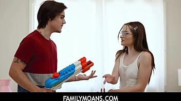 แม่เลี้ยง Sophia Locke อยากร่วมเธรดเซ็กซ์กับ Reese Robbins และ Tyler Cruise?