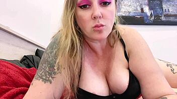 Femdom Goddess humiliates small cock loser with dirty talk and keyhold