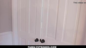 Iz nudolaznosti sem posnela svojo Webcam masturbacijo 😏