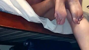 Su novio debe dinero, así que la follo duro