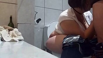 Wow, această BBW curvă pentru spermă m-a supt în timp ce urinează pe toaletă!