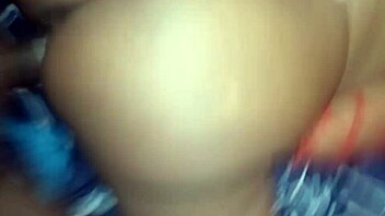 وااو، هي مجنونة وبرية في السرير مع صدر كبير!