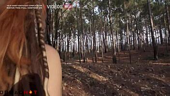 Kongkek keras di hutan eucalyptus tersembunyi dengan dread hot.