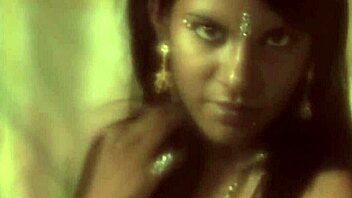 Indian girl seduces with her erotic dance in nude striptease