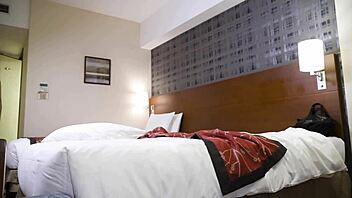 哇，和成熟日本熟女的肛交动作真激烈！😍