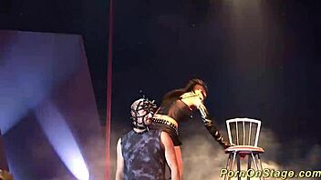 Nor lezbični fetiš striptiz: velike joške, raztrgana oblačila na javnem odru