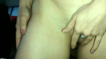 אני מתאוננת עירומה בחדר שלי מרגישה כל מגע לוהט