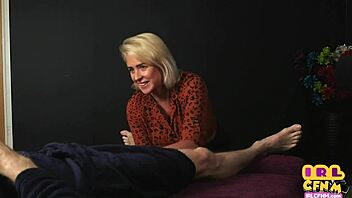 MILF tatuată suge și masturbează pula tare