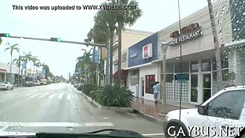 Gay kaslı adam dev yarağını derinlere sokup sikiyor