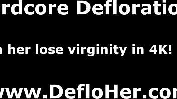 Stor røv teen 18+ Jennifer Lorentz beundrer fissen i spejl, closeup solo onani med pop af jomfruhinde og brunet casting