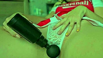 Mlada 18+ navijačica masturbira svojo mokro obrito pičko z masažno pištolo