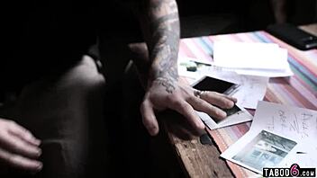 Hej, sąsiad szantażuje gorącą młodą laskę na dziki seks! 😜