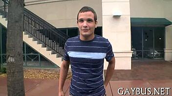 Privește puțul gay musculos băgând pulă uriașă adânc