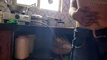 वाह, ससुर बेटी को किचन में जोर से चोदते हैं!