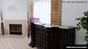 Predavačka Julia Ann rozpráva o svojom horúcom cucaní za hotovosť