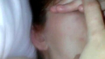 सौतेली बहन ने मुठ मारते हुए पकड़ लिया!