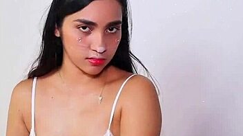 Coneja colombiana chorreando en traje de cosplay