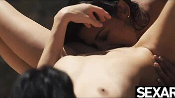 Bikini-kuumotukset sormivat ja nuolevat märkät pillut ulkona