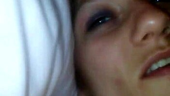 सौतेली बहन ने मुठ मारते हुए पकड़ लिया!