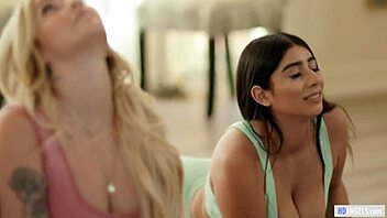 Hei, vil du se Kali Roses, Violet Myers og Carolina Cortez i en vill lesbisk yoga slikksesjon?