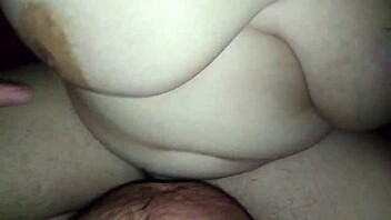 Kako divovske sise podnose ogroman kurac u hardkor akciji? Može li ona sve primiti?