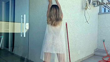 辣妹对邻居秀身材最后大惊喜😏