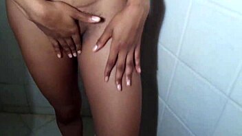 Negona vadia aguenta humilhação interracial chupando banana. 😈🍌