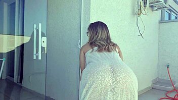 辣妹对邻居秀身材最后大惊喜😏