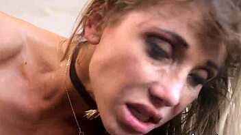 सुंदर यूरो मिल्फ को पीछे से हार्ड डॉगीस्टाइल में ड्रिल किया गया