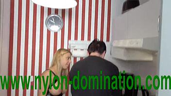 क्या नायलॉन डोमिना अपनी गृहिणी गुलाम को बीडीएसएम अपमान और थूकने से ट्रेन करती है?