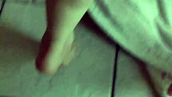 MILF Velvet ejaculează puternic cu jucării homemade uriașe în joc orgasm sălbatic