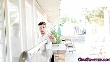 Tinejdžerka 69 sa očuhom i dobija žestoko od ogromnog kurca