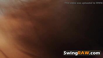 Échangistes excités plongent dans une orgie sauvage en partageant chaque centimètre de leurs corps pour une action folle !